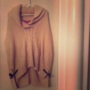 Saks 5th ave. Short sleeve sweater w side details